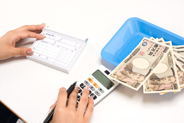 出金伝票を書く経理の女性の手元