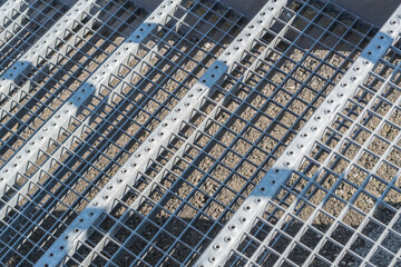 Verzinkte Treppenstufen mit Gitter