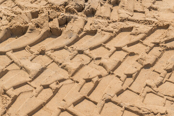 Reifenspuren im Sand