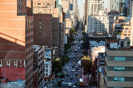 Fototapeta NEW YORK CITY - SEPTEMBER 27, 2016: 1st Avenue with all the traffic seen from above from the cable car to Roosevelt Island