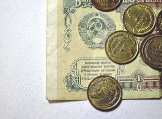 Советские деньги/ Монеты достоинством в одну копейку на фоне рублевой бумажной купюры - 157388021