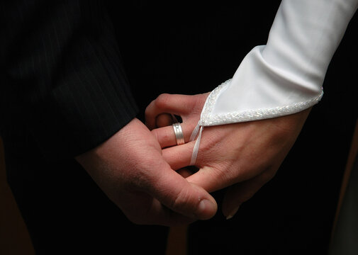 frau bodypart bauch mit piercing