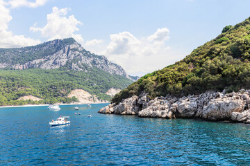 Obraz premium Luxury yacht on turquoise water between the islands