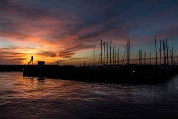 Sonnenuntergang hinter niedlichem Hafen