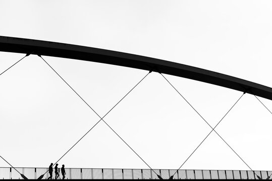 3 Menschen überqueren Brücke in Maastricht