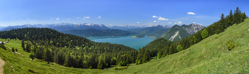 Fototapeta na wymiar herrliche Gebirgslandschaft rund um den Walchensee in Oberbayern