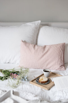 Fr&uuml;hst&uuml;ck im Bett mit Blumen