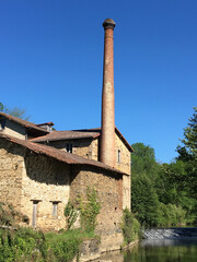 Ancienne usine au bord de la rivière