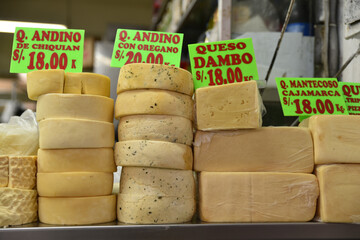 Fromages des Andes au marché central de Lima au Pérou