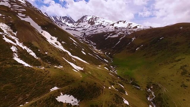paysage a&eacute;rien dans les Pyr&eacute;n&eacute;es France  