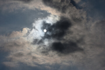 幻想的な光景・青空と雲から透けて見える太陽