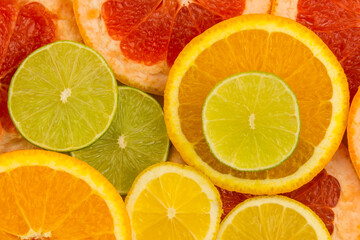 Obraz premium Cztery plasterki owoców cytrusowych, tło zbliżenie.