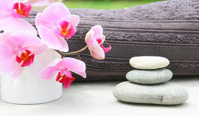 orchidée rose,empilement de galets,ambiance zen sur fond bois 