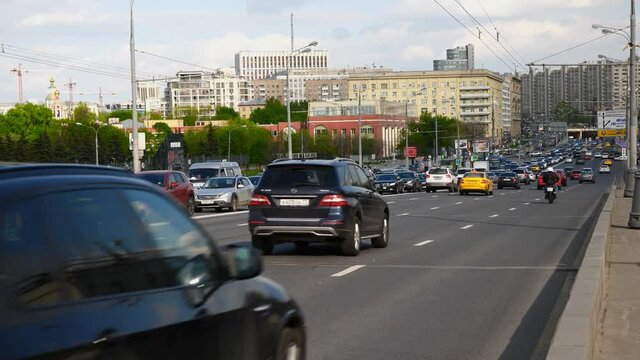 Movement of vehicles on Krymsky Val