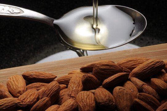 M&egrave;nnula Almendra Mandorla Amandel Mandle noot Olio &Alpha;&mu;ύ&gamma;&delta;&alpha;&lambda;&omicron; Oil Amande Aceite olej Migdały huile Olie Almond