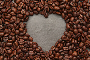 Herz Feld zwischen Kaffeebohnen