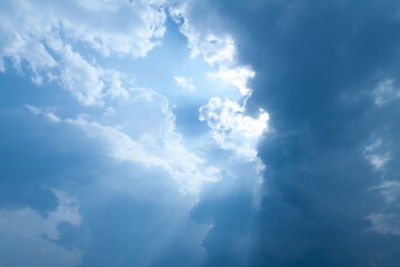 Fototapeta premium blue sky with sunbeams through the cloud