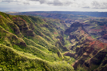 Fototapeta premium Luftaufnahme über dem Waimea Canyon auf Kauai, Hawaii, USA.