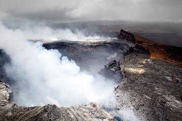 Luftaufnahme des rauchenden Halemaumau Kraters auf dem Kilauea, einem aktiven Vulkan auf Big Island, Hawaii, USA.