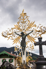 schön verziertes Kreuz mit Jesusfigur