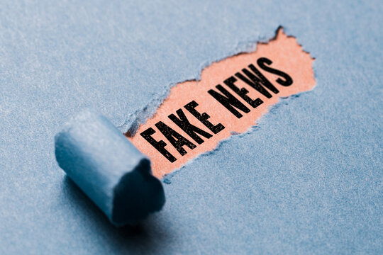 zerrissenes Papier enthüllt Fake News