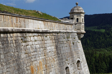 Mur et échauguette au Château de Joux