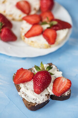 Strawberry sandwiches with mascarpone