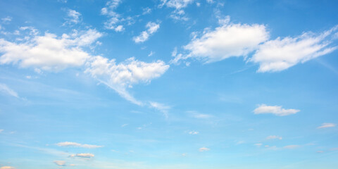 Blauer Himmel mit Wolken