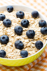 Oatmeal porridge with blueberries. healthy breakfast.