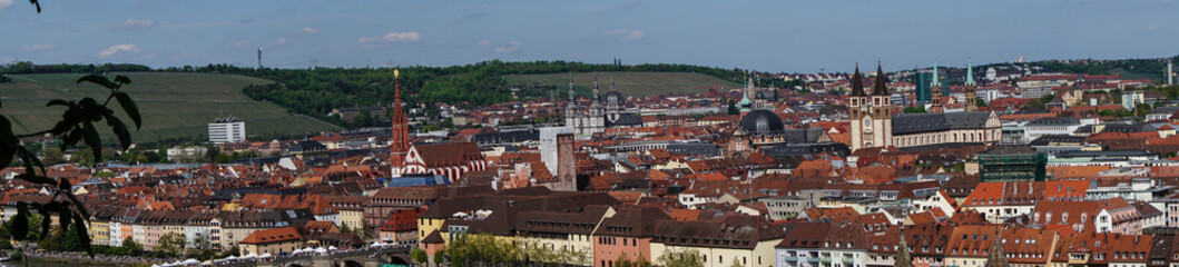 Naklejka na ściany i meble Stadtlandschaft Panorama von Würzburg bei blauen Himmel