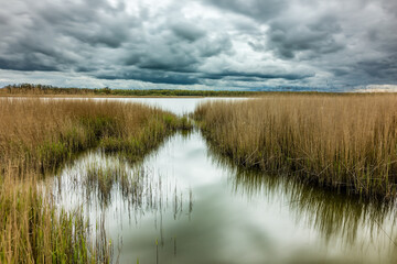 dunkle Wolken über See
