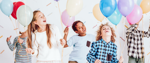 Smiling children with balloons © Photographee.eu