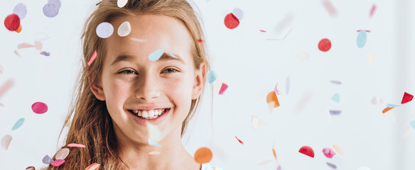 Smiling young girl with confetti © Photographee.eu