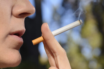 Primer plano de una mujer fumando un cigarrillo 