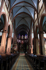 Wnętrze Katedry pw. św. Apostołów Piotra i Pawła w Gliwicach. - obrazy, fototapety, plakaty