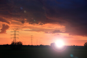 Piękny zachód słońca nad polami, słupy elektryczne. © Stanisław Błachowicz