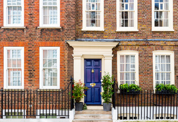Naklejka premium Fasada tradycyjnej kamienicy typowej dla dzielnicy centralnego Londynu