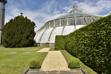 Chemin à angles droits vers le Jardin d'Hiver des Serres Royales du château de Laeken à Bruxelles