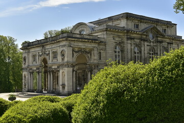 Obraz premium Colonnes et arcades à l'extrémité nord du Château Royal de Laeken à Bruxelles