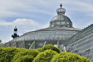 Couronne au sommet du remarquable dôme en verre des Serres royales de Laeken abritant le Jardin d'Hiver 