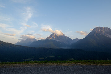 Obraz premium Beautiful sunset over rocky mountains