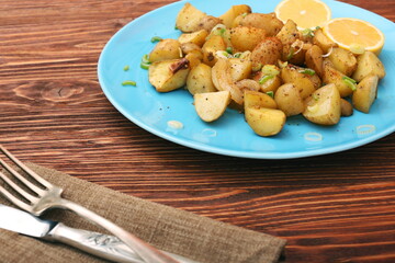 Baked potatoes with lemon