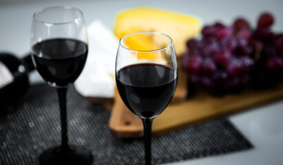 Red wine and cheese 