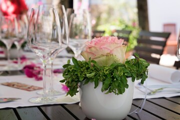 Dekoration im Restaurant auf Gartenterasse