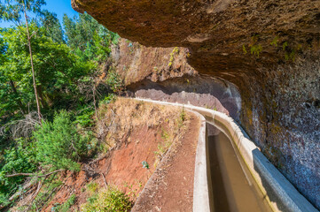 Levada Wanderweg in Madeira -  Levada dos Tornos entlang einer gefräste Felswand