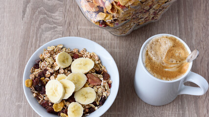 Müsli mit Banane und Kaffee zum Frühstück