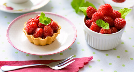 Mini tarts with raspberries