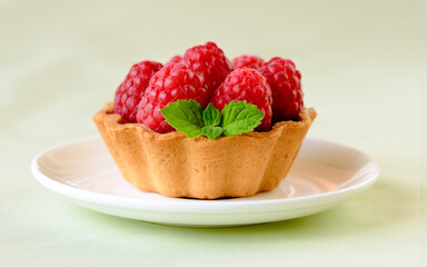 Mini tarts with raspberries