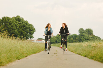 Freundinnen beim Radfahren