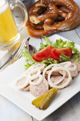 Bayerischer Wurstsalat mit Brezel